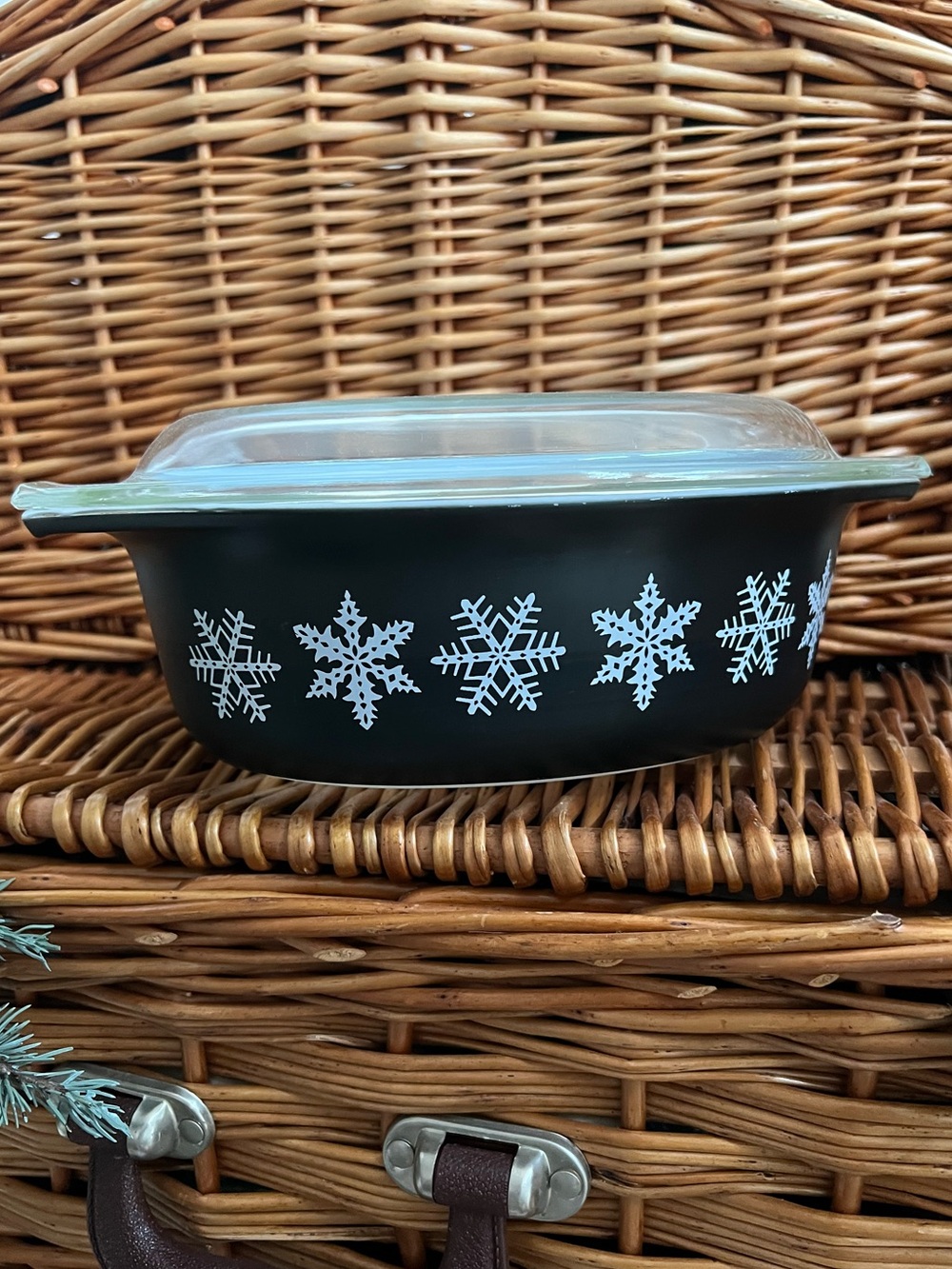 RARE PYREX 043 1 1/2qt matte black oval casserole dish snowflake 1956